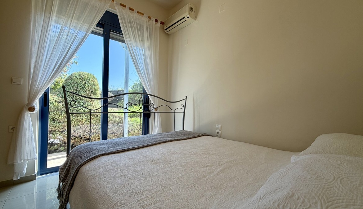 Three-bedroom villa with great sea view, pool & walking distance to Kera beach