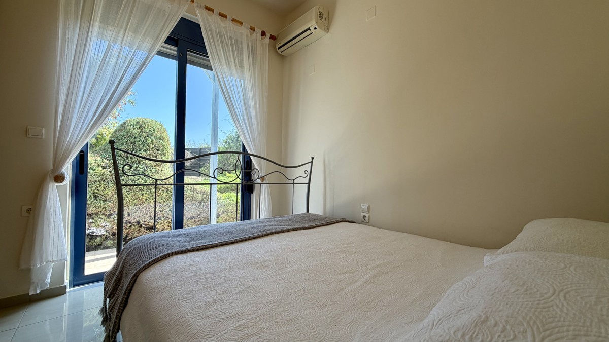 Three-bedroom villa with great sea view, pool & walking distance to Kera beach