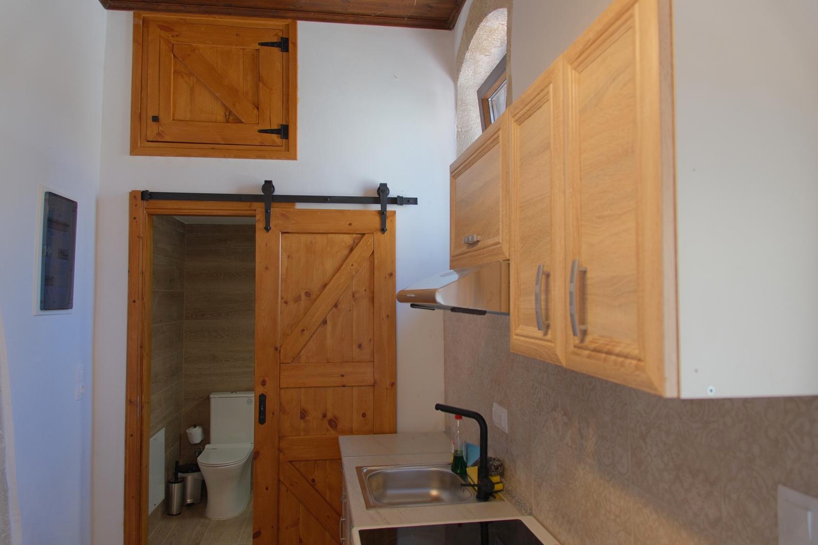Long-term rental! Traditional beautifully restored stone house in Litsarda