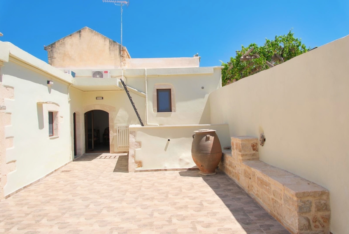 Long-term rental! Traditional beautifully restored stone house in Litsarda