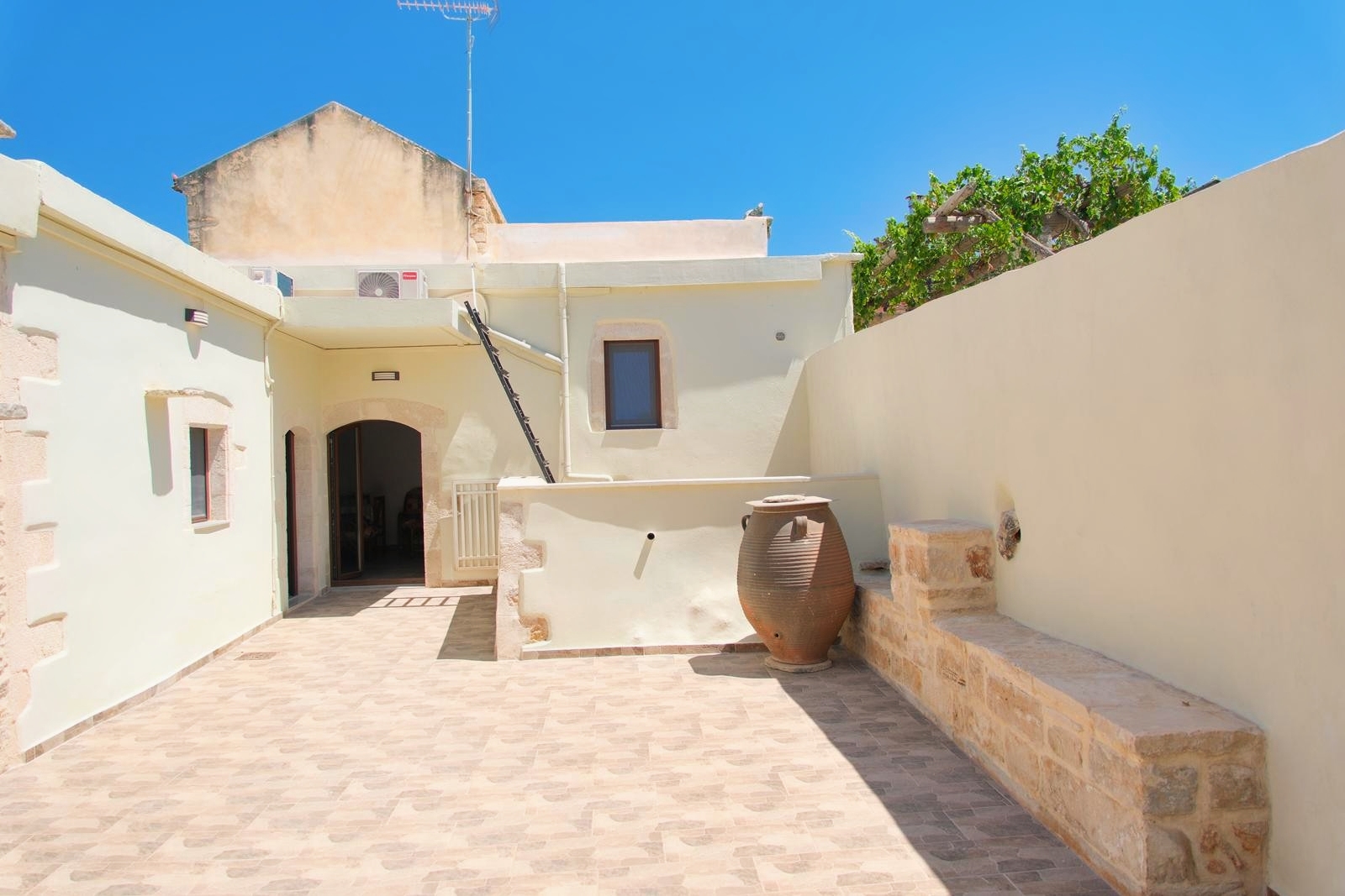 Long-term rental! Traditional beautifully restored stone house in Litsarda