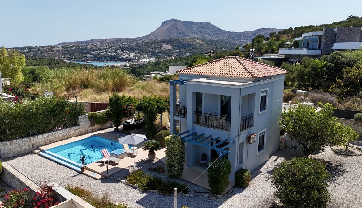 Three-bedroom villa with great sea view, pool & walking distance to Kera beach
