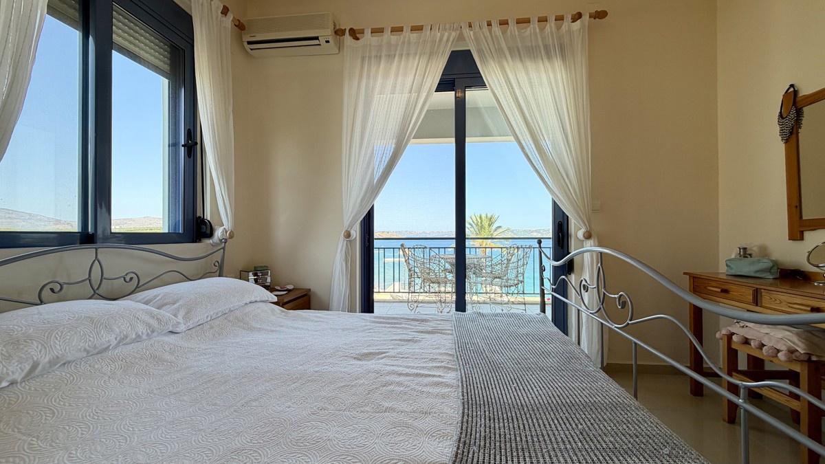 Three-bedroom villa with great sea view, pool & walking distance to Kera beach