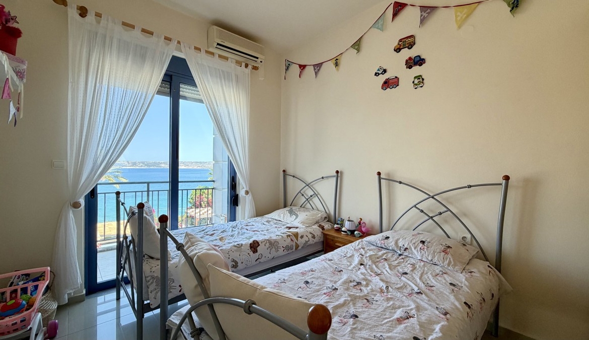 Three-bedroom villa with great sea view, pool & walking distance to Kera beach