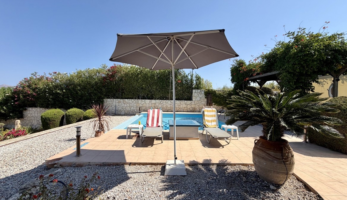 Three-bedroom villa with great sea view, pool & walking distance to Kera beach