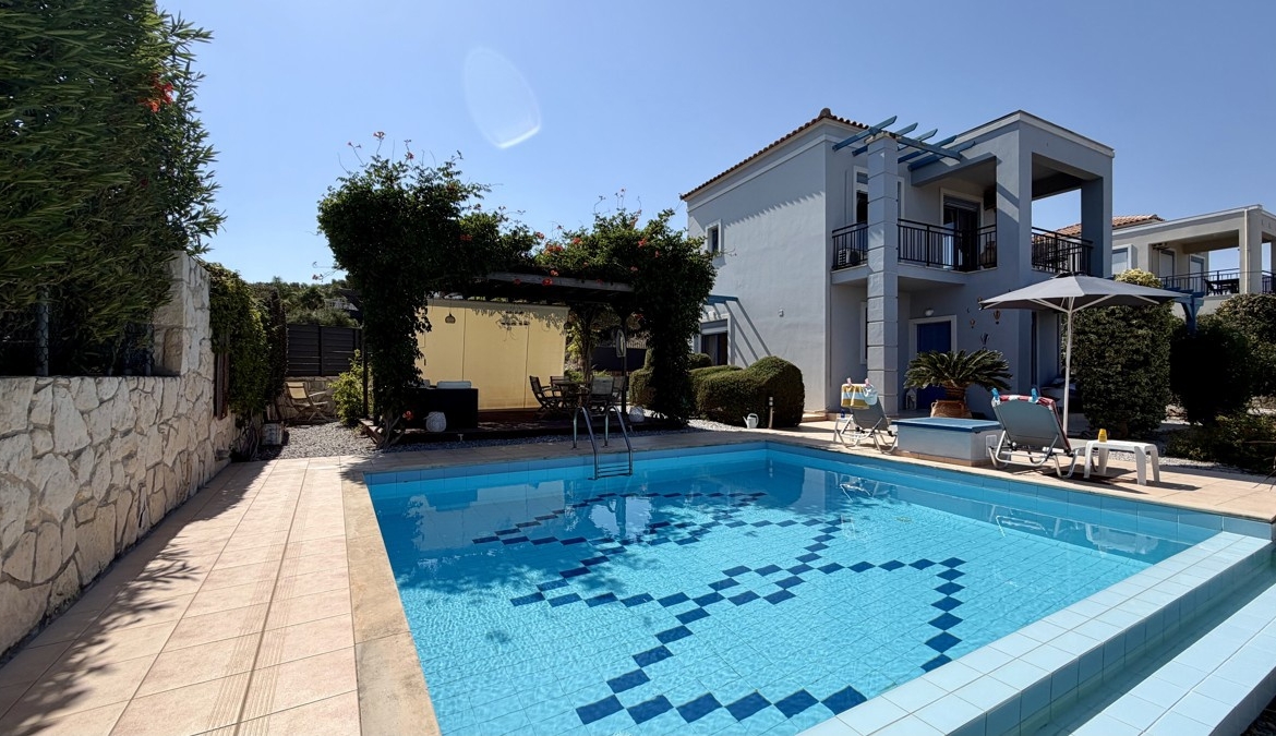 Three-bedroom villa with great sea view, pool & walking distance to Kera beach