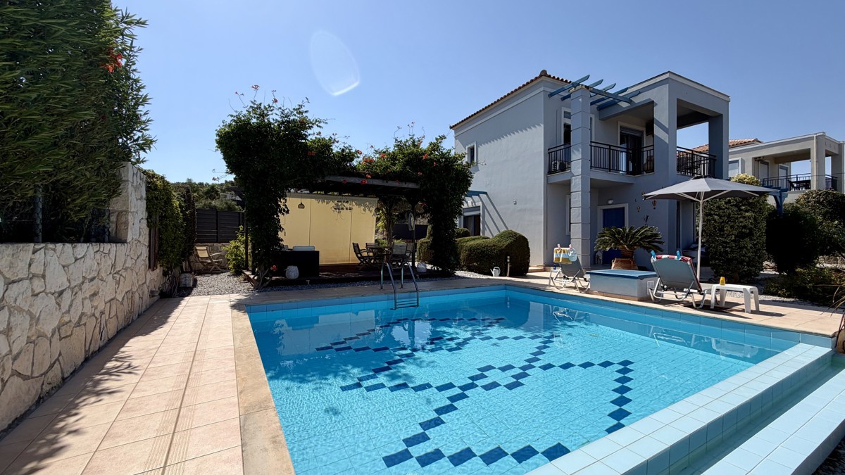 Three-bedroom villa with great sea view, pool & walking distance to Kera beach