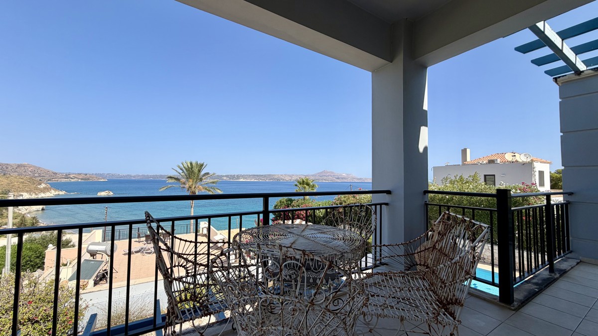 Three-bedroom villa with great sea view, pool & walking distance to Kera beach