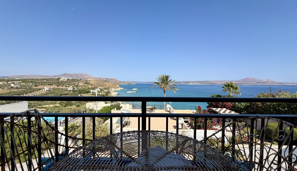 Three-bedroom villa with great sea view, pool & walking distance to Kera beach