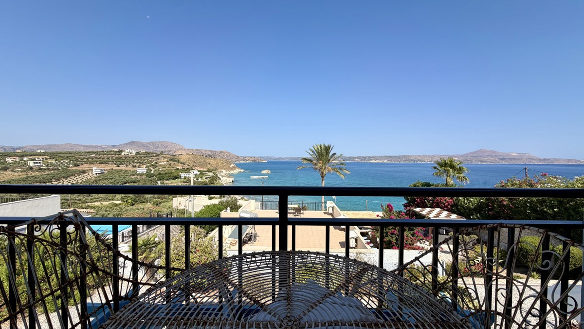 Three-bedroom villa with great sea view, pool & walking distance to Kera beach