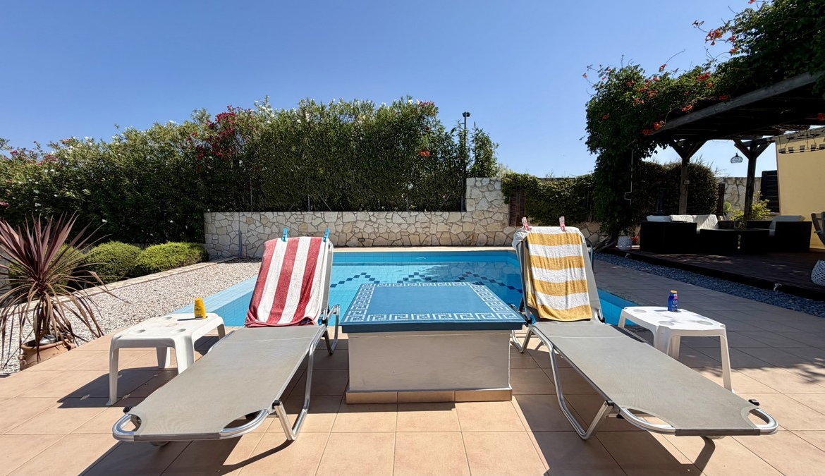 Three-bedroom villa with great sea view, pool & walking distance to Kera beach