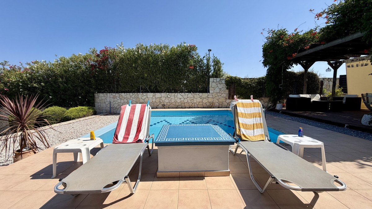 Three-bedroom villa with great sea view, pool & walking distance to Kera beach