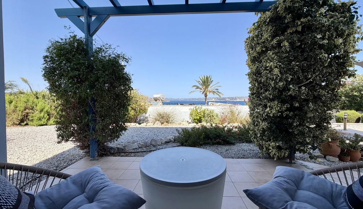 Three-bedroom villa with great sea view, pool & walking distance to Kera beach
