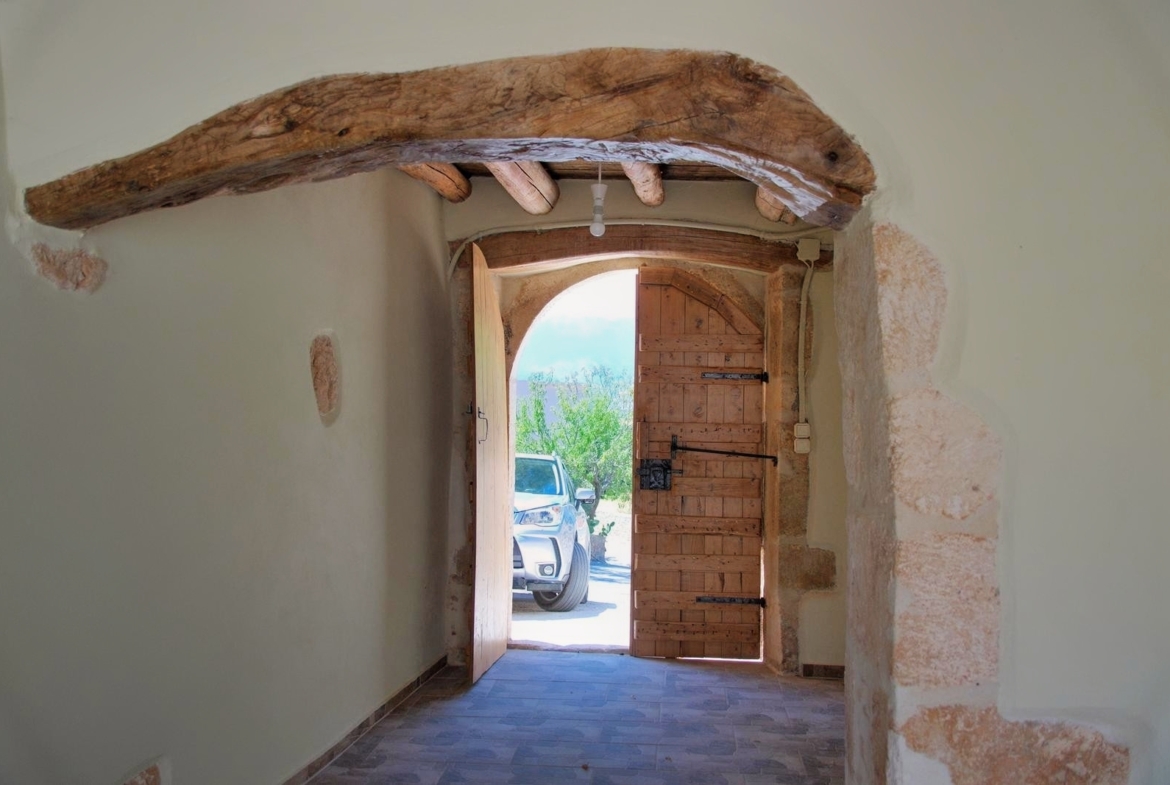 Long-term rental! Traditional beautifully restored stone house in Litsarda