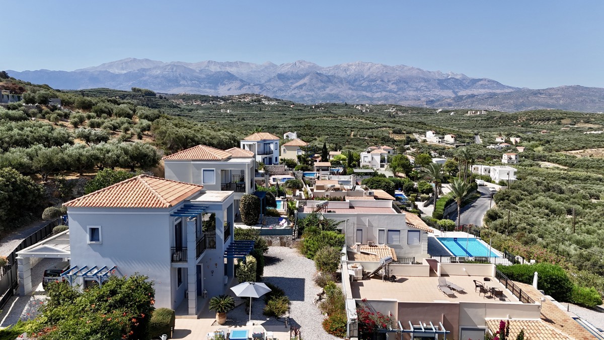Three-bedroom villa with great sea view, pool & walking distance to Kera beach