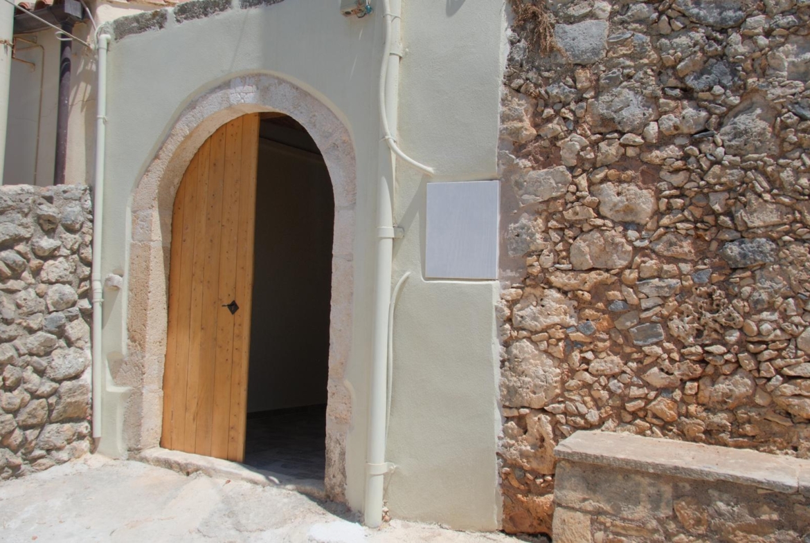 Long-term rental! Traditional beautifully restored stone house in Litsarda