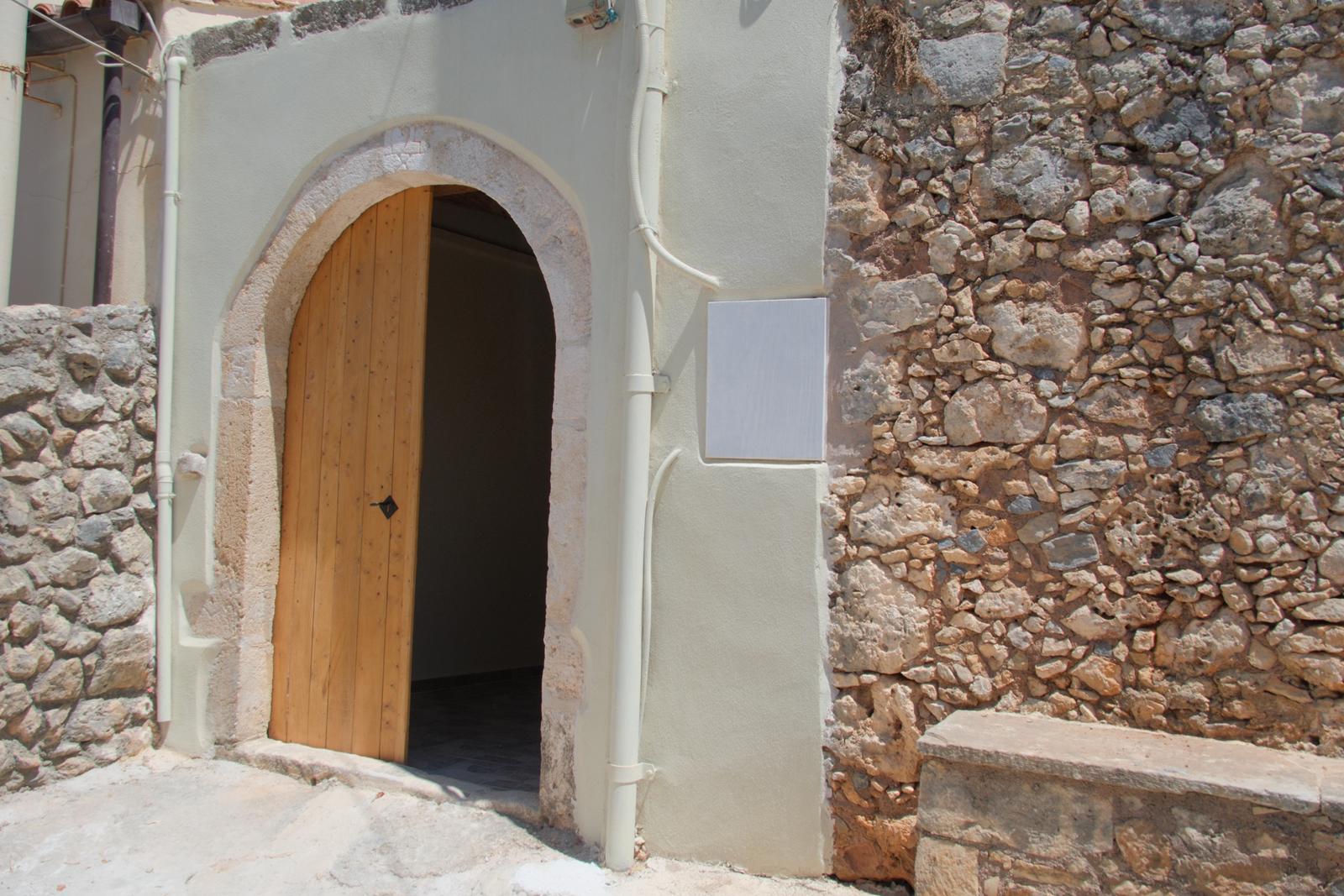 Long-term rental! Traditional beautifully restored stone house in Litsarda
