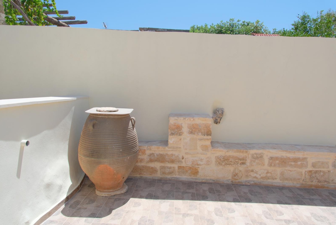 Long-term rental! Traditional beautifully restored stone house in Litsarda