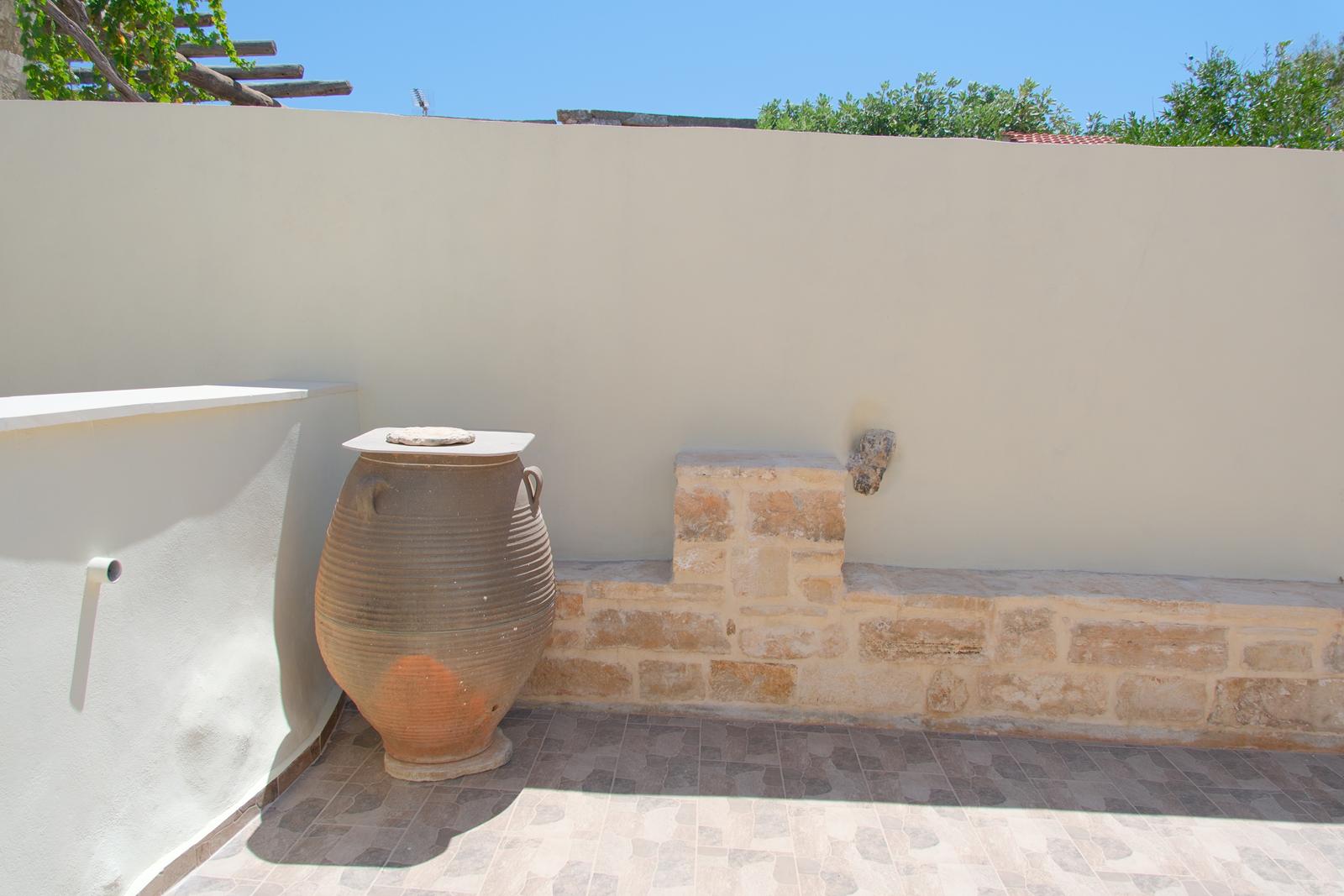 Long-term rental! Traditional beautifully restored stone house in Litsarda
