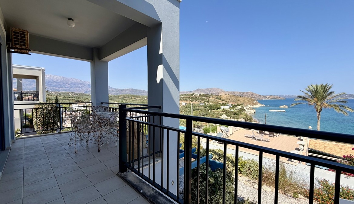 Three-bedroom villa with great sea view, pool & walking distance to Kera beach
