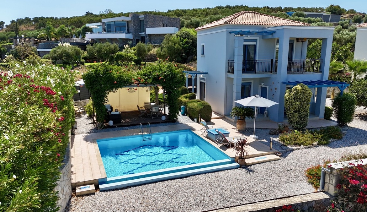 Three-bedroom villa with great sea view, pool & walking distance to Kera beach