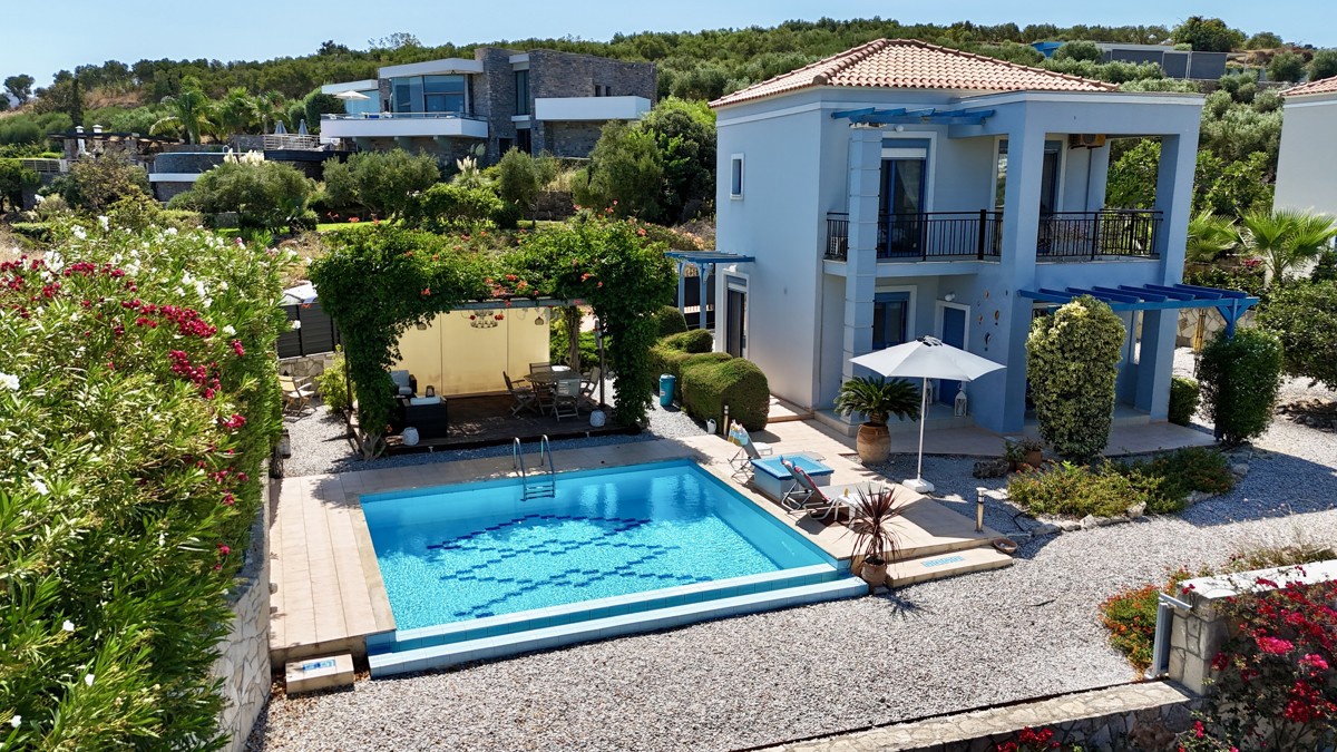 Three-bedroom villa with great sea view, pool & walking distance to Kera beach