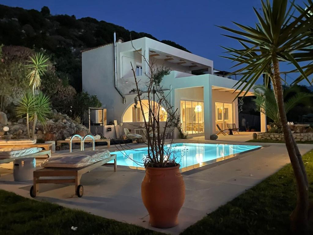 Three-bedroom villa with private pool & amazing sea views in Plaka near Almyrida beach